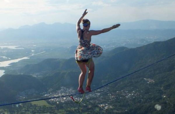 Девушка на каблуках прошла по канату на высоте 840 метров